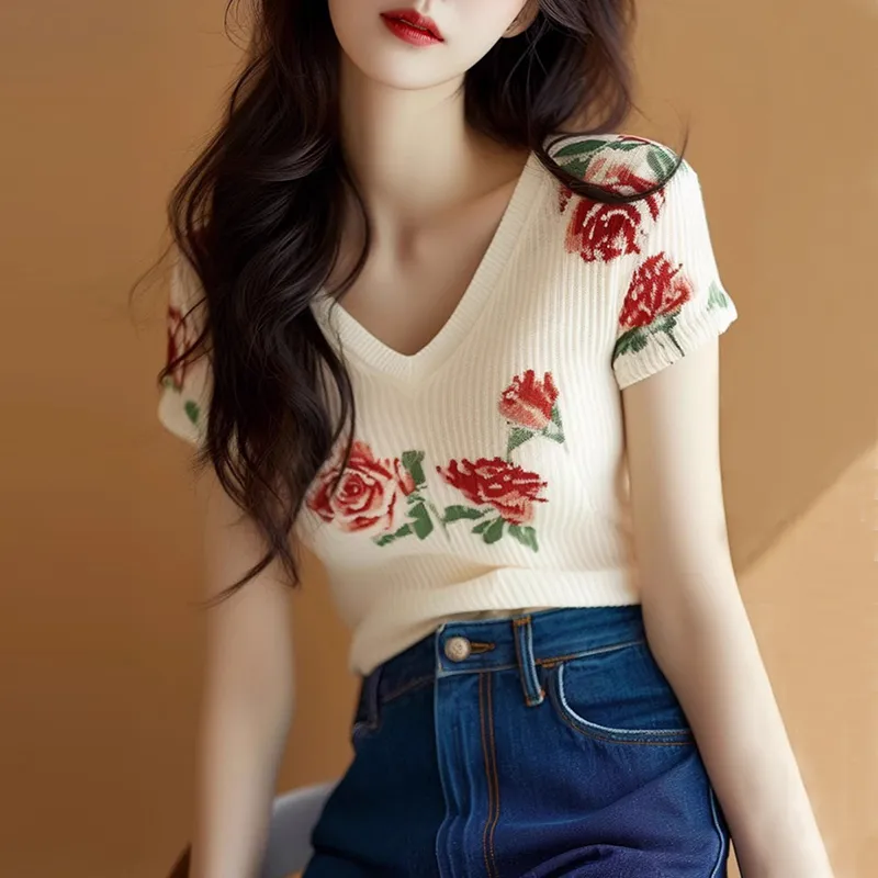 Embroidery Rose - เสื้อถักคอวีสีเบจสำหรับผู้หญิง แขนสั้น ปักลายดอกกุหลาบ 3 มิติ ทรงเข้ารูปลำลอง