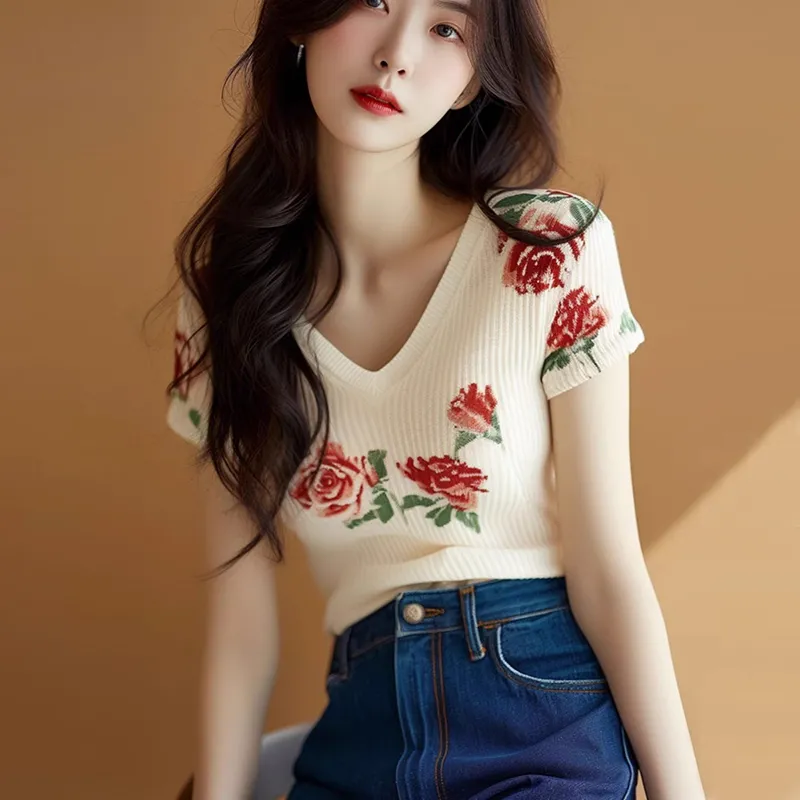 เสื้อถักคอวีสีเบจสำหรับผู้หญิง - Embroidery Rose บทวิจารณ์และราคา