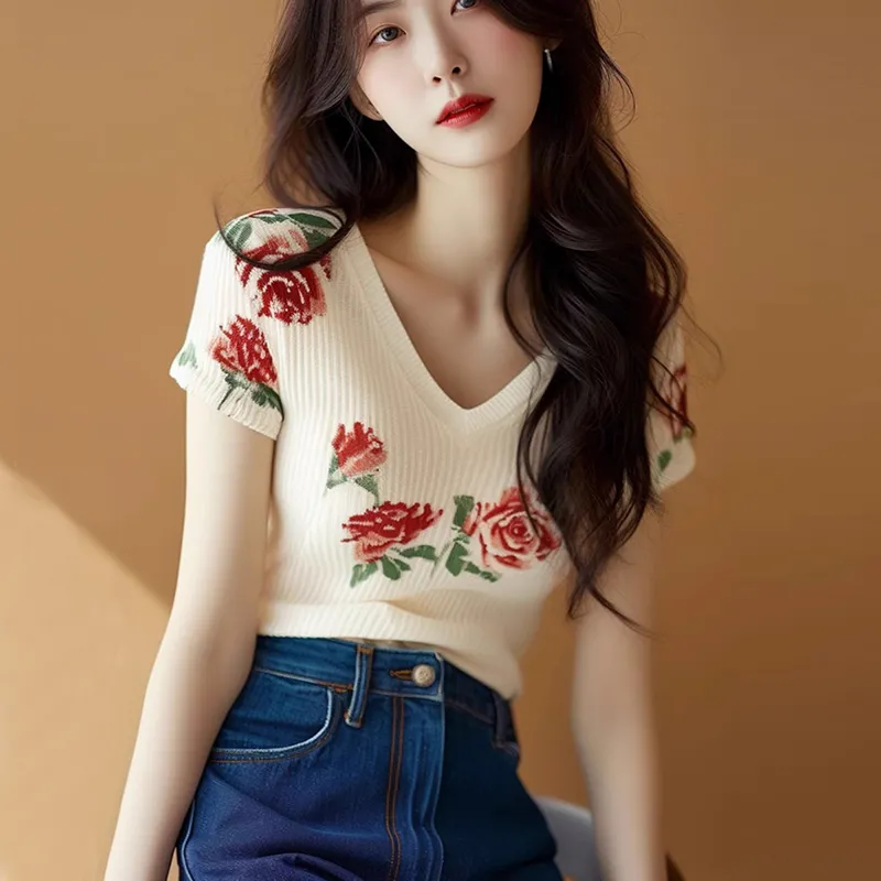 เสื้อถักคอวีสีเบจสำหรับผู้หญิง - Embroidery Rose บทวิจารณ์และราคา